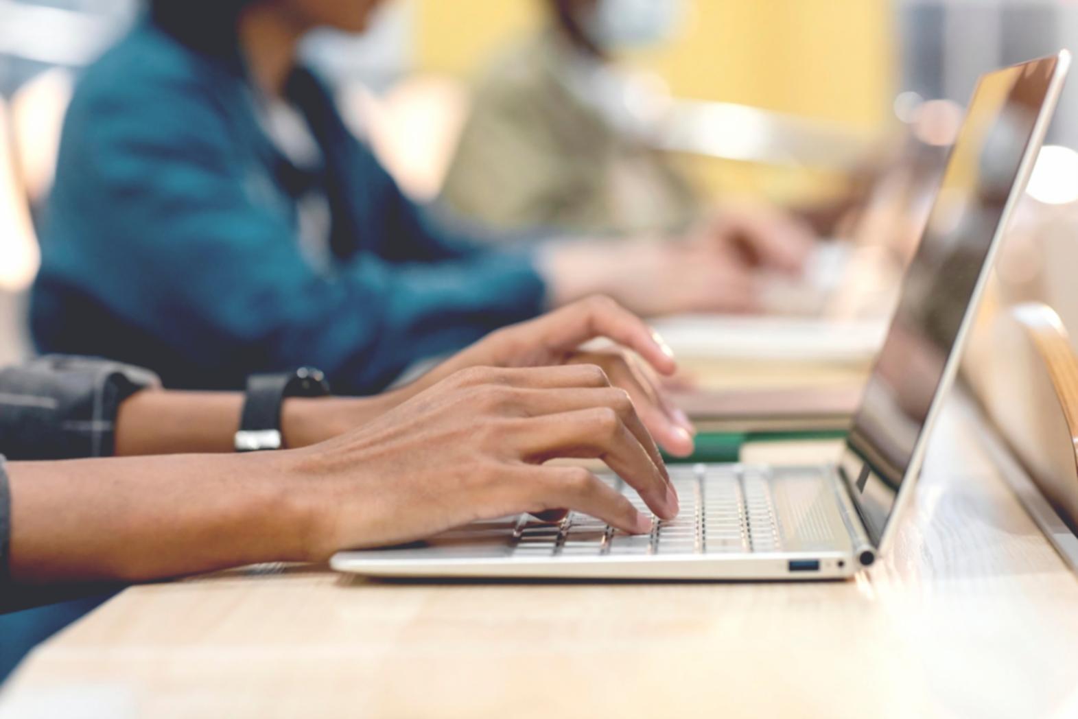 Studenți lucrând în echipă la proiecte financiare
